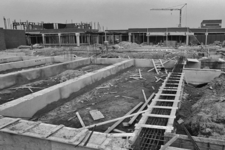 HvW-21038005 De nog in aanbouw zijnde winkelcentrum ‘De Gors’ zal door de burgemeesters K. Kerkhoven en J. van Burg op ...